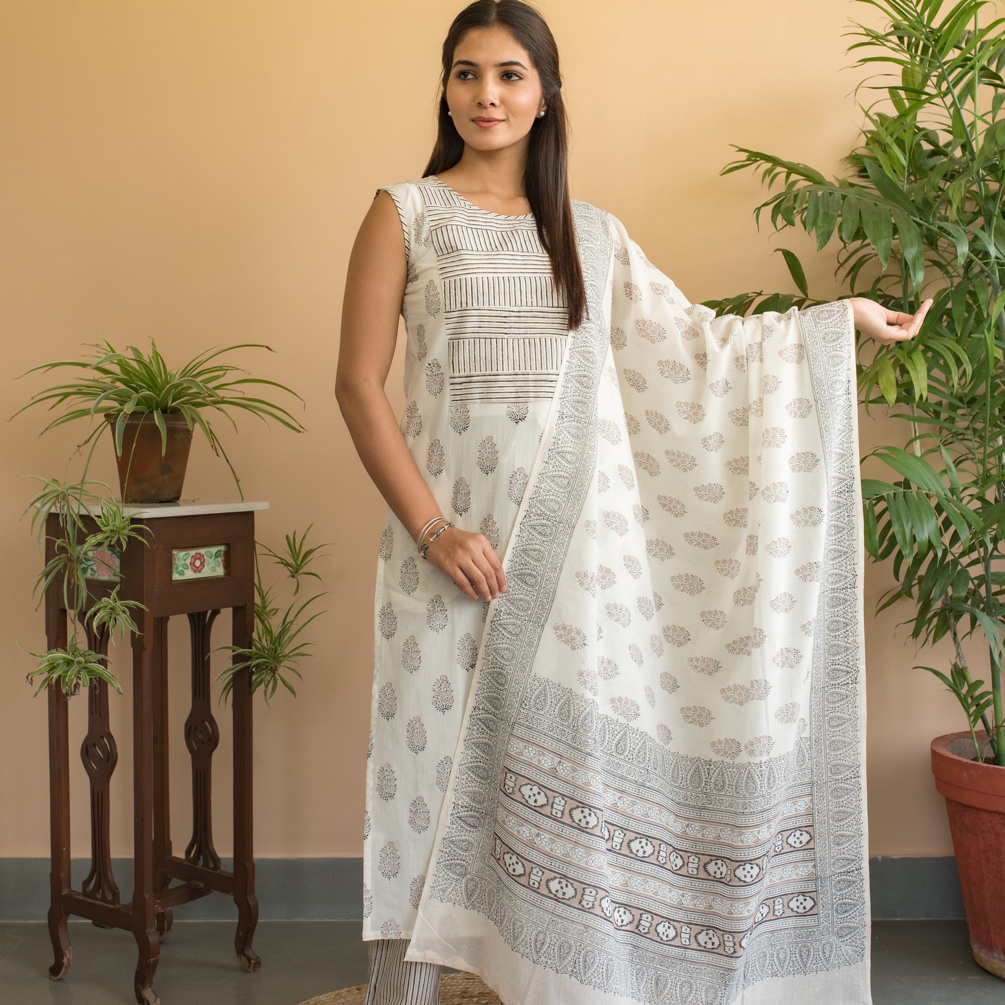 Khadi buta sleeveless kurta